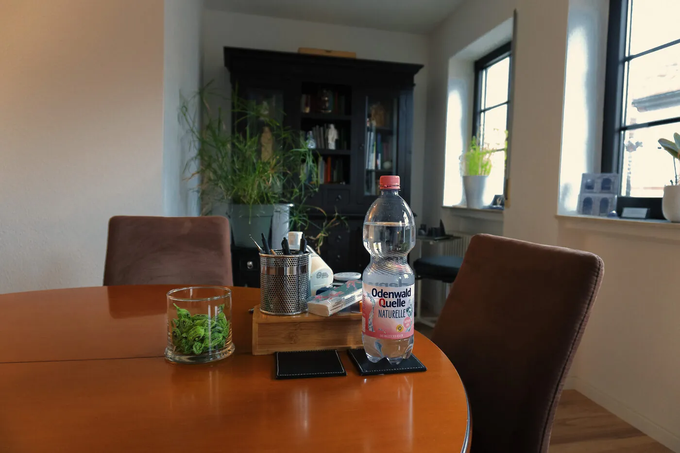 Der Tisch, an dem das Erstgespr&auml;ch stattfindet